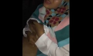 Jilbab Merintih Kesedapan Memeknya Dikobel Didalam Mobil