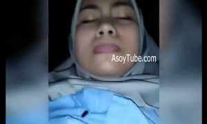 Mahasiswi Jilbab Memek Tembamnya Dicolok Pacarnya